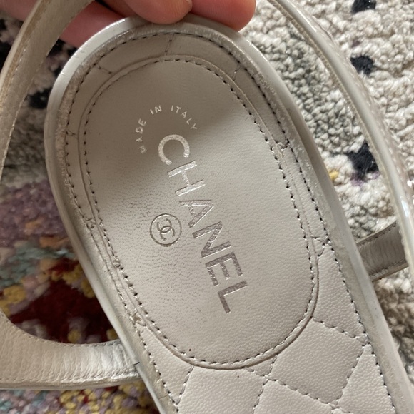 Chanel grey patent leather pearl sandals - Picture 7 of 9